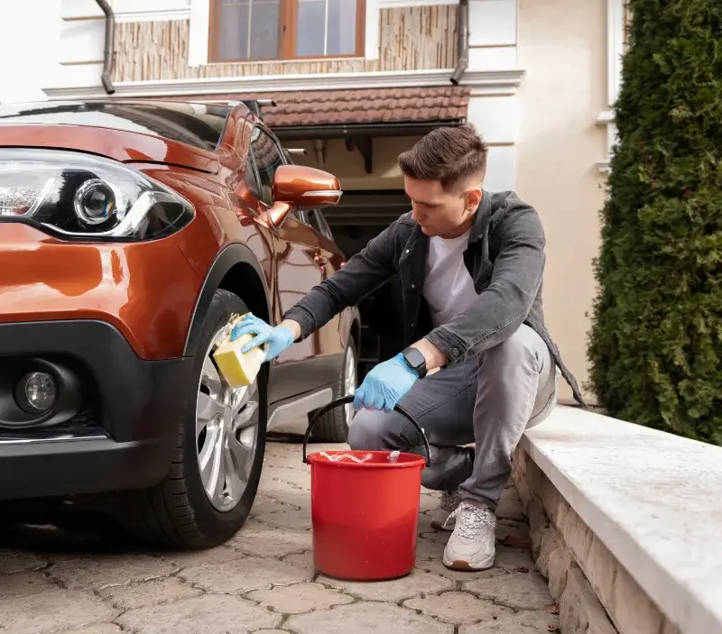 Lavage auto à domicile Serrières : professionnel intervenant sur un véhicule